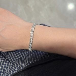 Elegante bracciale tennis in argento con cristalli di zirconia a taglio rettangolare