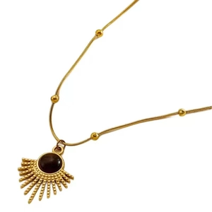 Collier en acier titane doré avec pendentif soleil et pierre œil de tigre