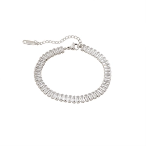 Elegante bracciale tennis in argento con zirconi a baguette e chiusura a moschettone