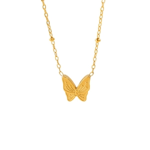 Collana minimalista con ciondolo a farfalla dorata e catena a perle su sfondo bianco