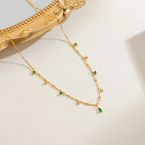 Collier en acier inoxydable plaqué or 18k avec pendentif goutte émeraude et gemmes