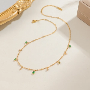 Collier en acier inoxydable plaqué or 18k avec gouttes d'émeraude et pendentifs cristal