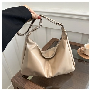Dettaglio della borsa tote beige in pelle PU con trama morbida e tracolla larga