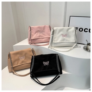Sac à bandoulière minimaliste en PU avec broderie papillon en quatre tons et chaîne