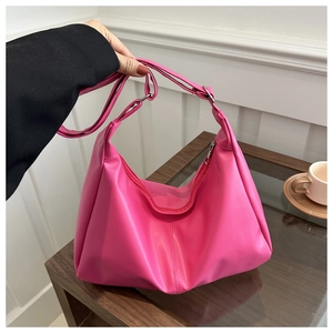 Dettaglio tracolla regolabile e zip argento su borsa hobo a mezzaluna rosa acceso