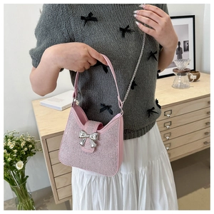 Sac à main rose avec strass étincelants, boucle nœud argentée et bandoulière chaîne