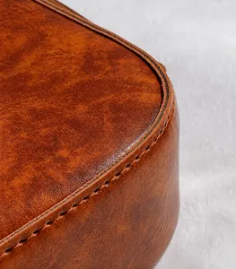 Detail der braunen Retro-Ledertasche mit feiner Kieselstruktur und verstärkter Naht