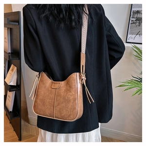 Braune Vintage-Tasche aus Kunstleder mit breitem geometrisch gewebtem Schultergurt