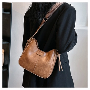 Detail der Vintage-Hobo-Tasche in Braun mit Ethno-Gurt und Fransen aus hochwertigem Kunstleder
