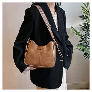 Nahaufnahme der braunen Vintage-Tasche mit ethnischem geometrischem breitem Schultergurt