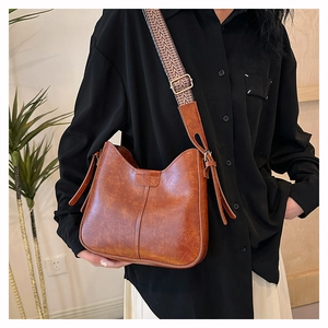 Braune Retro Hobo-Tasche aus geöltem Leder mit buntem Ethno-Webschultergurt für Damen