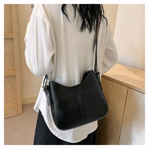 Detailansicht der schwarzen Vintage-Satteltasche mit verstellbarem Riemen am Modell