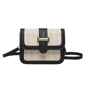 Petit sac bandoulière en paille bicolore avec boucle dorée pour tenue d'été