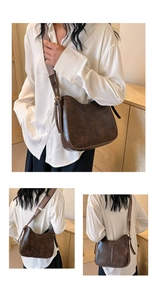 Detailansicht der braunen Vintage-Ölledertasche mit breitem bunten Webgurt