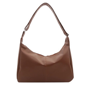 Borsa a secchiello a mezzaluna marrone caramello minimalista con tracolla regolabile e fibbia