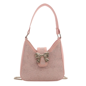 Sac sous le bras en strass rose avec boucle noeud doré et bandoulière chaîne