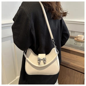 Sac demi-lune chic en cuir crème avec nœud argenté pour femme pour un look décontracté