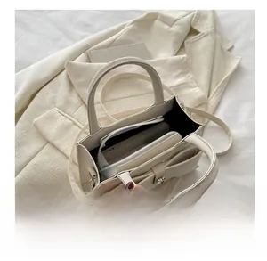 Vue intérieure de la capacité du sac crème avec rangement pour téléphone et portefeuille