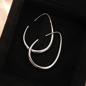 Boucles d'oreilles goutte argentées sur velours noir, bijoux minimalistes en acier inoxydable