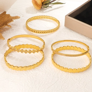 Set di bracciali di lusso placcati in oro con ciondoli a cuore, fiori e cristalli