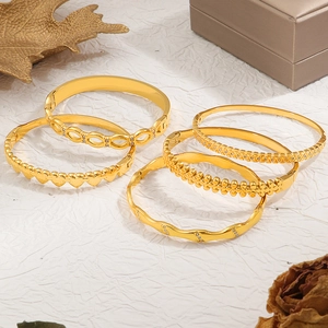 Set di 6 bracciali di lusso da donna in acciaio placcato oro con cuore e cristalli