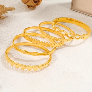 Elegante set di 5 bracciali in acciaio inossidabile dorato con cuori e cristalli lucidi