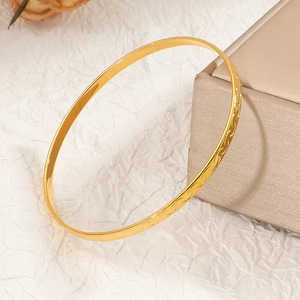 Bracelet élégant 3,5 mm en acier titane plaqué or avec gravure florale sur coffret
