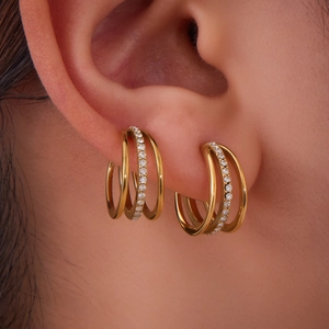 Pendientes de clip de tres capas en acero dorado con circonitas micro pavimentadas