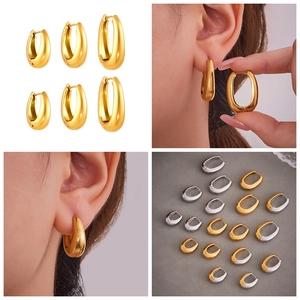 Détails macro de boucles d'oreilles en U dorées et argentées en tailles S, M et L