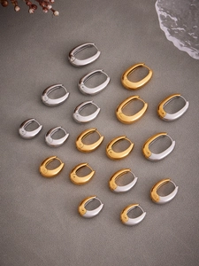Boucles d'oreilles polies en forme de U dorées et argentées en plusieurs tailles sur gris