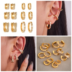 Collage de boucles d'oreilles en zircon plaqué or 18 carats sur modèle et à plat