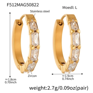 Vue détaillée des boucles d'oreilles en acier doré 18k avec zircons rectangulaires incrustés