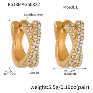 Détails des boucles d'oreilles en acier doré avec zircons et dimensions du produit