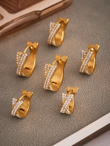 Vue détaillée des boucles d'oreilles créoles en acier plaqué or 18k avec oxydes de zirconium