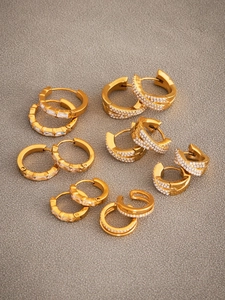 Vue détaillée de boucles d'oreilles plaquées or 18k serties de zircons sur feutre