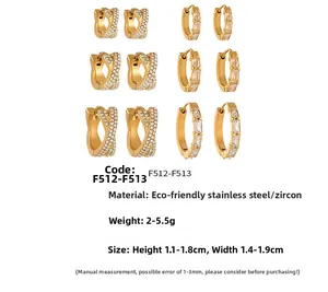 Vue détaillée des boucles d'oreilles géométriques en acier plaqué or 18k avec zircon