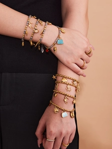 Primer plano de pulseras de temática marina con colgantes de caballitos y estrellas de mar