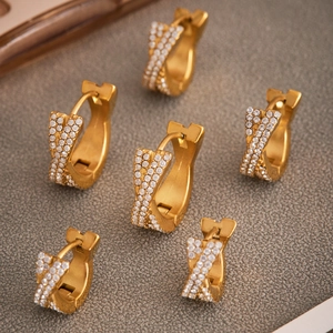 Trois paires de boucles d'oreilles géométriques en acier doré 18 carats avec oxydes de zirconium