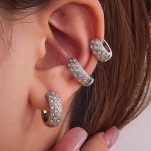 Dreiteiliges Set aus CNC-gravierten Gitterohrringen mit Zirkonia und Silberbeschichtung