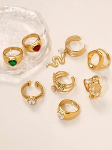Detail van 7-delige 18k vergulde roestvrijstalen ringen set met zirkoon hart en parels