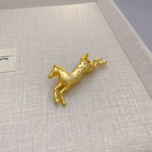 Luxurious gold-plated horse brooch with sparkling rhinestones in a running pose