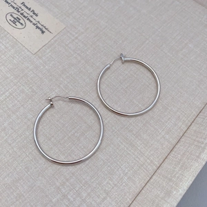 Minimalistische große Silber-Creolen mit schmalem kreisförmigem Design und Polierung