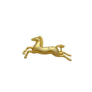 Luxurious gold-plated galloping horse brooch with sparkling diamonds for sweaters and coats