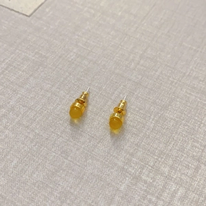 Detailansicht der goldenen Ohrstecker mit polierten gelben Achat-Edelsteinen