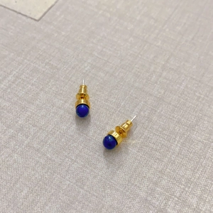 Makro-Detail vergoldeter Ohrstecker mit runden, tiefblauen Lapislazuli-Edelsteinen