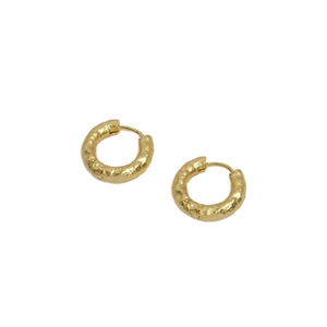Minimalist gold-plated hoop earrings featuring a handcrafted hammered texture surface