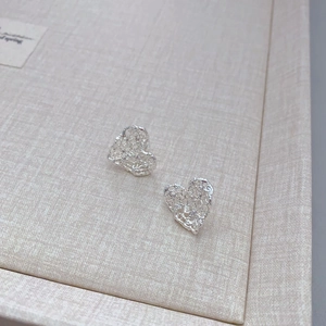 Boucles d'oreilles cœur élégantes au fini argenté avec texture tissée ajourée fine