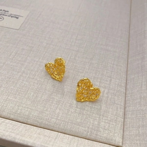 Boucles d'oreilles cœur ajouré avec finition dorée et détails en diamant