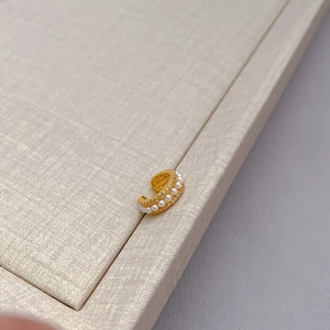 Französischer Gold-Ohrclip mit zwei Reihen Kristallen und runden weißen Perlen Juwel