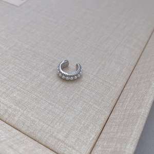 Eleganter versilberter Ohrmanschette mit kleinen Perlen für Ohren ohne Löcher im C-Design